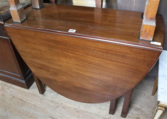 Oval drop leaf mahogany dining table(-)